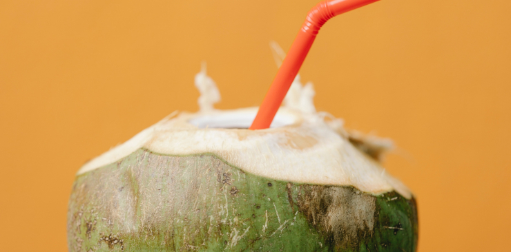 ¿Por qué el agua de coco es buena para la hidratación y para la resaca?